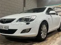 Usado Opel Astra Cosmo 125 CV (91 kW) 2011 Blanco Berlina