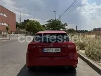 Usado Mercedes A180 Style 109 CV (80 kW) 2015 Rojo Utilitario