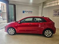 Usado Kia Rio 100 CV (73 kW) 2021 Rojo Berlina