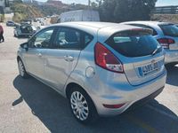 Usado Ford Fiesta Trend 82 CV (60 kW) 2015 Gris Utilitario