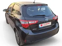 Usado Toyota Yaris Hybrid Active 100 CV (73 kW) 2019 Negro