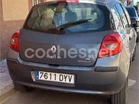 Usado Renault Clio II Dynamique 85 CV (62 kW) 2006 Gris / plata Berlina