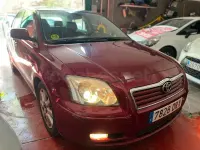 Usado Toyota Avensis Sol 147 CV (108 kW) 2005 Granate Berlina