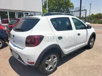 Usado Dacia Sandero Comfort 90 CV (66 kW) 2019 Blanco Berlina