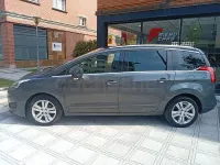 Usado Peugeot 5008 Allure 115 CV (84 kW) 2014 Gris / plata Monovolumen