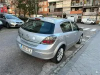 Usado Opel Astra Cosmo 100 CV (73 kW) 2007 Gris / plata Berlina
