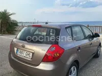 Usado Kia Ceed 90 CV (66 kW) 2008 Gris / plata Utilitario