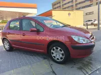 Usado Peugeot 307 110 CV (80 kW) 2003 Rojo Berlina