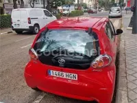 Usado Toyota Aygo Live 68 CV (50 kW) 2011 Rojo Utilitario