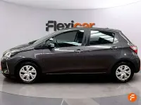 Usado Toyota Yaris Active 99 CV (72 kW) 2020 Gris Utilitario