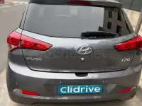 Usado Hyundai i20 101 CV (74 kW) 2017 Gris Berlina