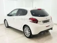 Usado Peugeot 208 Allure 82 CV (60 kW) 2018 Blanco Utilitario
