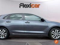 Usado Hyundai i30 120 CV (88 kW) 2019 Gris Berlina