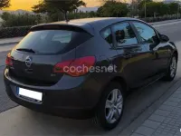 Usado Opel Astra Enjoy 110 CV (80 kW) 2012 Gris / plata Berlina
