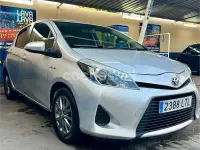 Usado Toyota Yaris Hybrid Active 100 CV (73 kW) 2012 Gris / plata Berlina