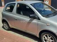 Usado Toyota Yaris Sol 75 CV (55 kW) 2004 Gris / plata Berlina