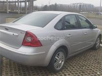 Usado Ford Focus Ghia 109 CV (80 kW) 2006 Gris / plata Berlina