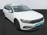 Usado VW Passat Executive 150 CV (110 kW) 2022 Blanco Familiar