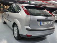 Usado Ford Focus Trend 100 CV (73 kW) 2005 Gris / plata Berlina