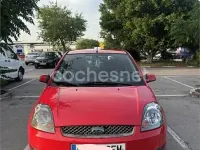 Usado Ford Fiesta Trend 80 CV (58 kW) 2008 Rojo Utilitario