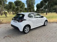 Usado Toyota Yaris Hybrid Active 116 CV (85 kW) 2022 Blanco Berlina