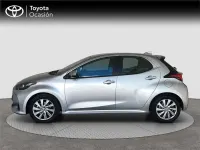 Usado Toyota Yaris Hybrid Active 116 CV (85 kW) 2022 Gris Utilitario