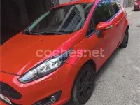 Usado Ford Fiesta Trend 100 CV (73 kW) 2015 Rojo Utilitario