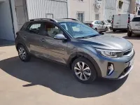 Usado Kia Stonic 100 CV (73 kW) 2025 Gris / plata SUV