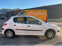 Usado Peugeot 206 70 CV (51 kW) 2004 Blanco Berlina