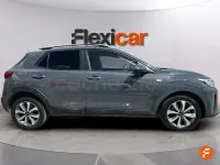 Usado Kia Stonic 100 CV (73 kW) 2021 Gris / plata SUV