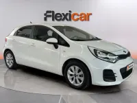 Usado Kia Rio 75 CV (55 kW) 2017 Blanco Berlina