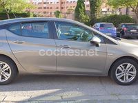 Usado Opel Astra Dynamic 110 CV (80 kW) 2017 Gris / plata Berlina