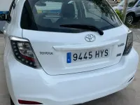 Usado Toyota Yaris Hybrid Advance 100 CV (73 kW) 2015 Blanco Berlina