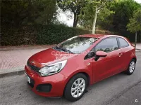 Usado Kia Rio 85 CV (62 kW) 2013 Rojo Berlina
