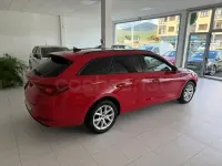 Usado Seat Leon Style 110 CV (80 kW) 2023 Rojo Familiar