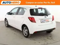 Usado Toyota Yaris Hybrid Active 99 CV (72 kW) 2015 Blanco Utilitario