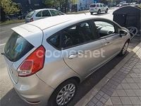 Usado Ford Fiesta Trend 82 CV (60 kW) 2013 Gris / plata Utilitario