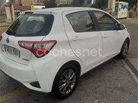 Usado Toyota Yaris Hybrid Active 100 CV (73 kW) 2017 Blanco Berlina