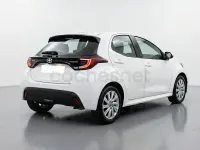 Usado Toyota Yaris Hybrid Active 116 CV (85 kW) 2022 Blanco Berlina
