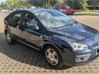 Usado Ford Focus Ghia 109 CV (80 kW) 2005 Azul Berlina