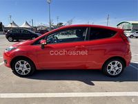 Usado Ford Fiesta Trend 100 CV (73 kW) 2013 Rojo Utilitario