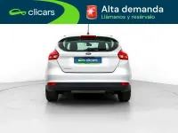 Usado Ford Focus Trend 125 CV (91 kW) 2017 Gris / plata Berlina