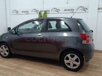 Usado Toyota Yaris Connect Style 101 CV (74 kW) 2010 Gris / plata Utilitario