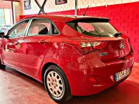 Usado Hyundai i30 90 CV (66 kW) 2015 Rojo Berlina