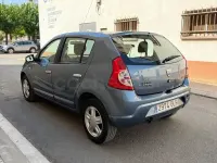 Usado Dacia Sandero Ambiance 75 CV (55 kW) 2009 Azul Berlina