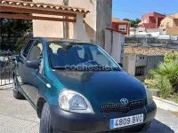 Usado Toyota Yaris Terra 68 CV (50 kW) 2002 Azul Berlina