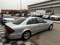 Usado Mercedes E220 Avantgarde 170 CV (125 kW) 2007 Gris / plata Berlina