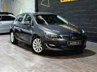 Usado Opel Astra Excellence 140 CV (102 kW) 2013 Gris / plata Berlina