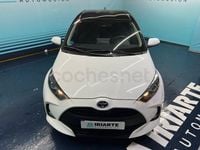 Käytetty Toyota Yaris Hybrid Active 116 HP (85 kW) 2021 Valkoinen Sedan