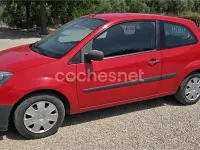 Usado Ford Fiesta Ambiente 68 CV (50 kW) 2008 Rojo Utilitario